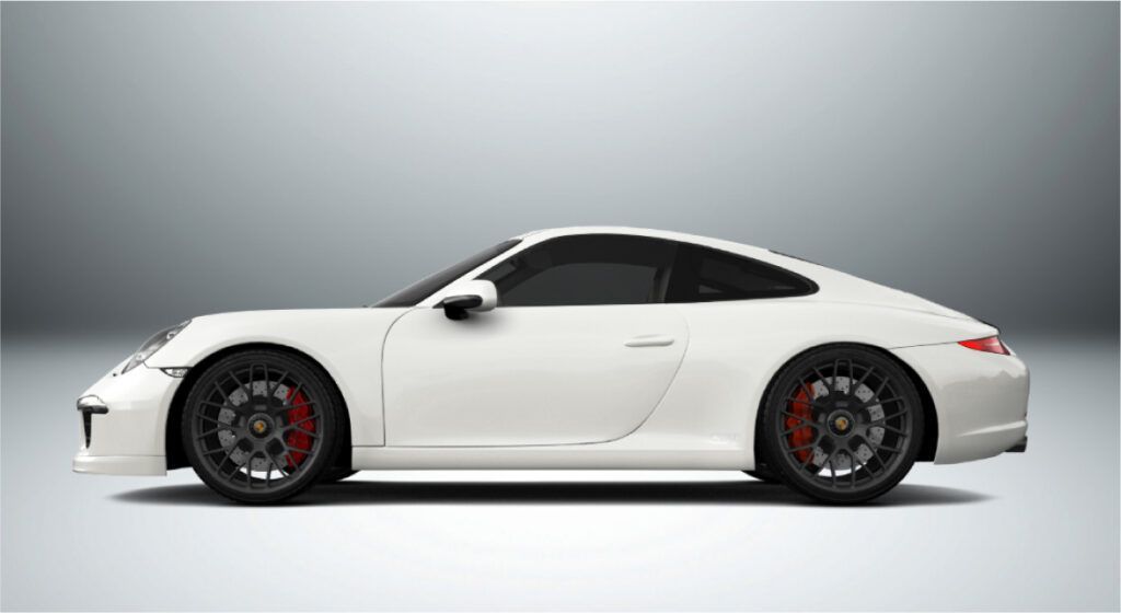 Um porsche 911 gt4 branco com rodas pretas e pinças de freio vermelhas sobre um fundo branco.