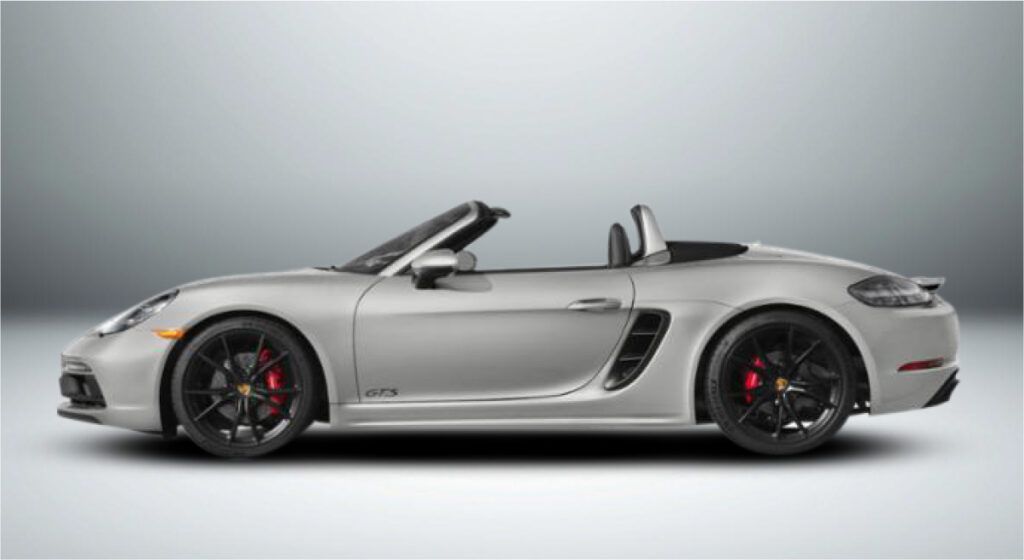 Um porsche boxster gts conversível prateado em um fundo branco.