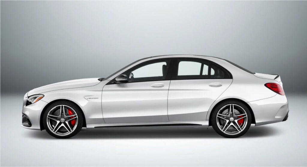 Um mercedes benz branco com pinças de freio vermelhas é mostrado de lado.