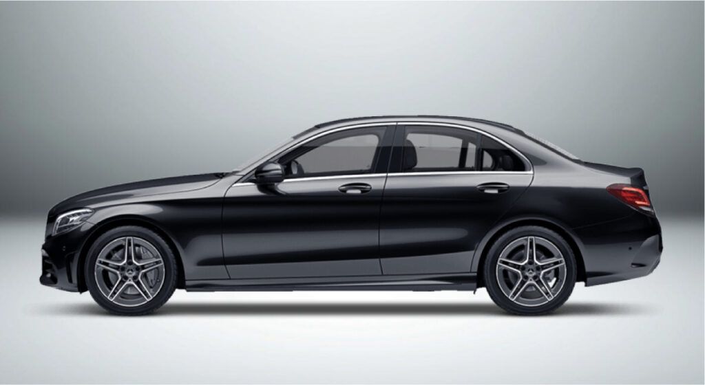 Um sedã mercedes benz classe c preto é mostrado de lado em um fundo branco.