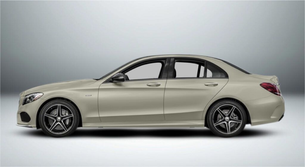 Uma classe mercedes benz c branca é mostrada de lado em um fundo branco.