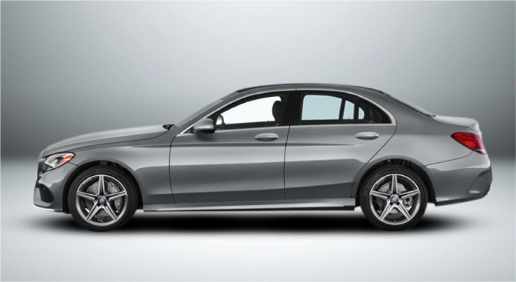 Um sedã prata mercedes benz classe c é mostrado de lado em um fundo branco.