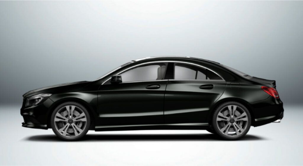 Uma classe mercedes benz cla preta é mostrada lateralmente em um fundo branco.