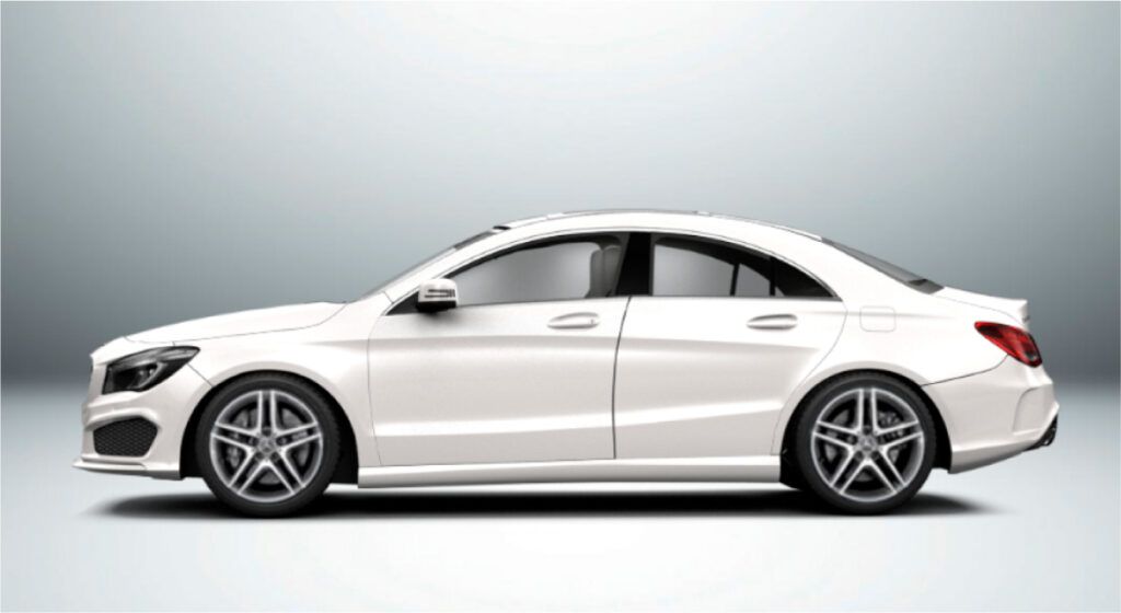 Uma classe mercedes benz cla branca é mostrada lateralmente em um fundo branco.