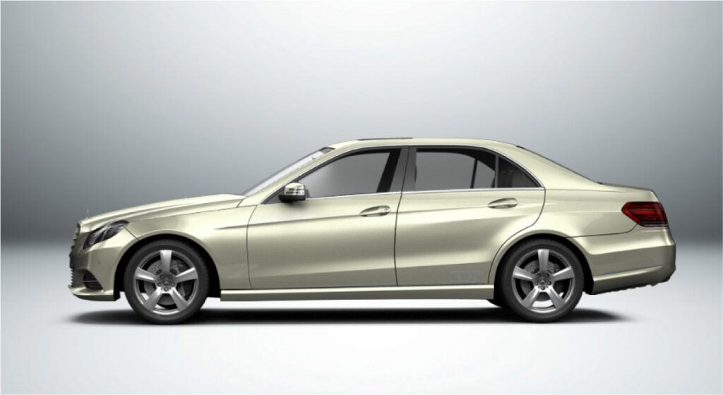 Um sedã classe mercedes benz e prateado é mostrado de lado em um fundo branco.