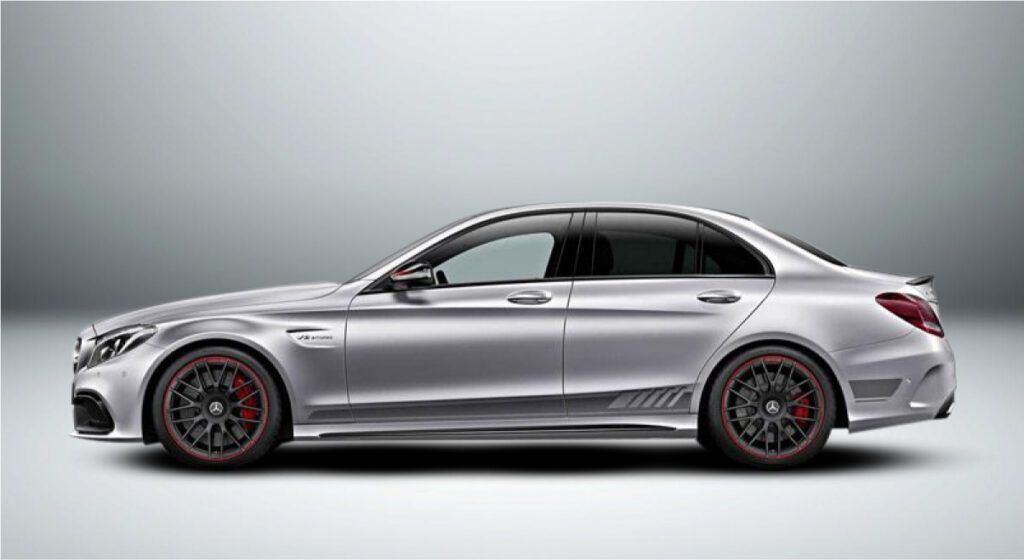 Uma classe mercedes benz c prateada com rodas vermelhas sobre um fundo branco.