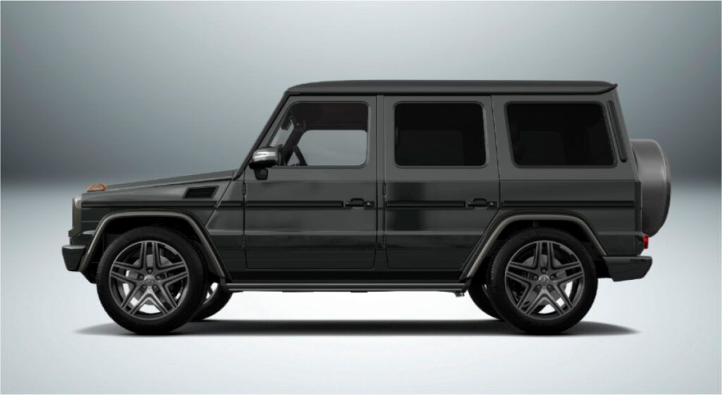 Um mercedes benz g63 amg preto é mostrado de lado em um fundo branco.