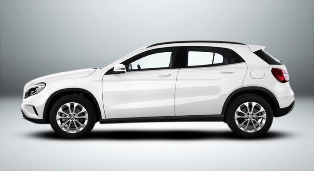 Um mercedes benz gla branco é mostrado lateralmente em um fundo branco.