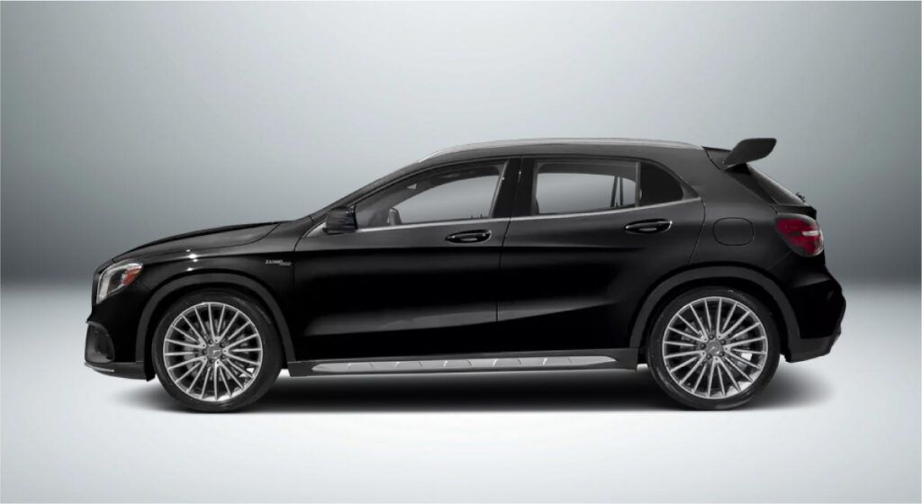 Um mercedes benz gla 45 amg preto é mostrado de lado em um fundo branco.