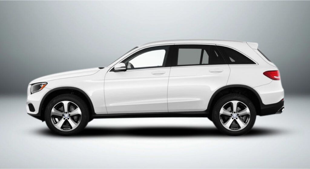 Um cupê mercedes benz glc branco é mostrado de lado em um fundo branco.