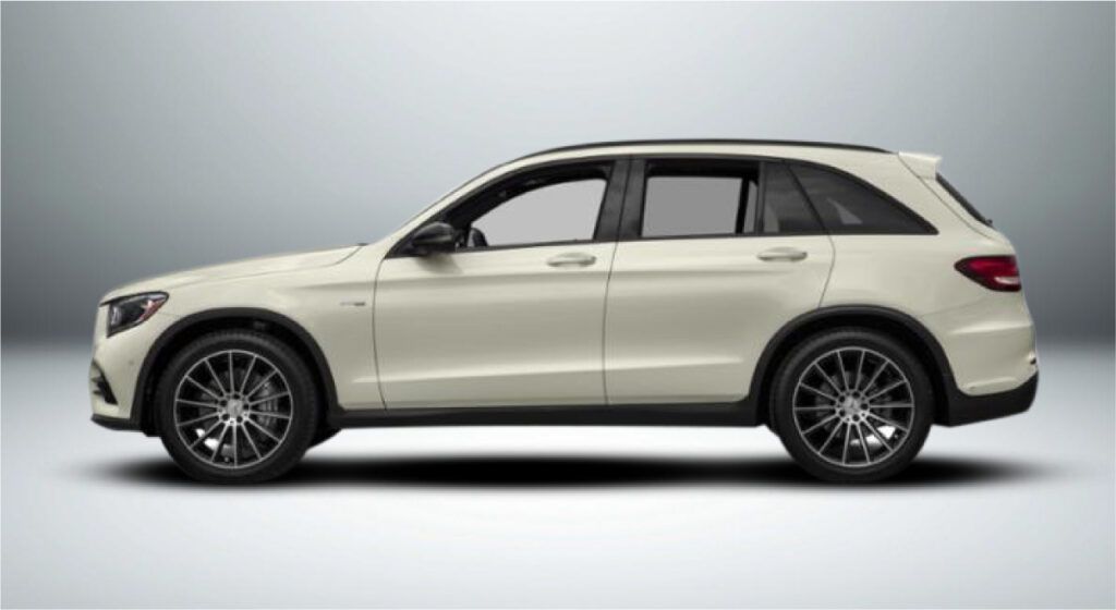 Um cupê mercedes benz glc branco é mostrado de lado em um fundo branco.