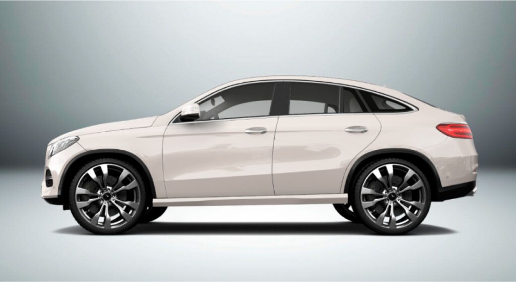 Um mercedes benz gle cupê branco é mostrado de lado em um fundo branco.