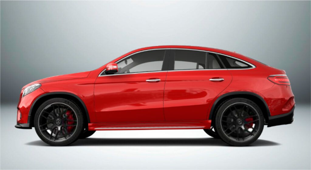 Um cupê mercedes benz gle 63 amg vermelho é mostrado de lado em um fundo branco.