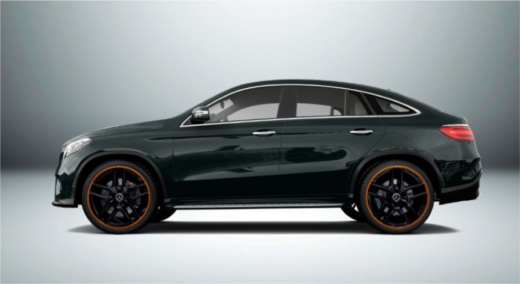 Um mercedes benz gle cupê preto é mostrado de lado em um fundo branco.