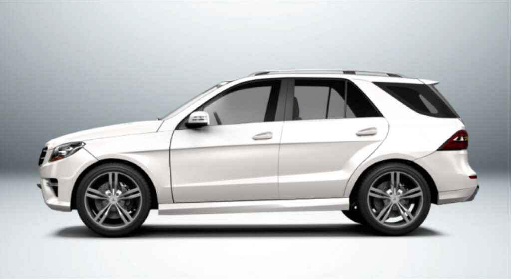 Um suv branco com rodas pretas está sentado em uma superfície branca.