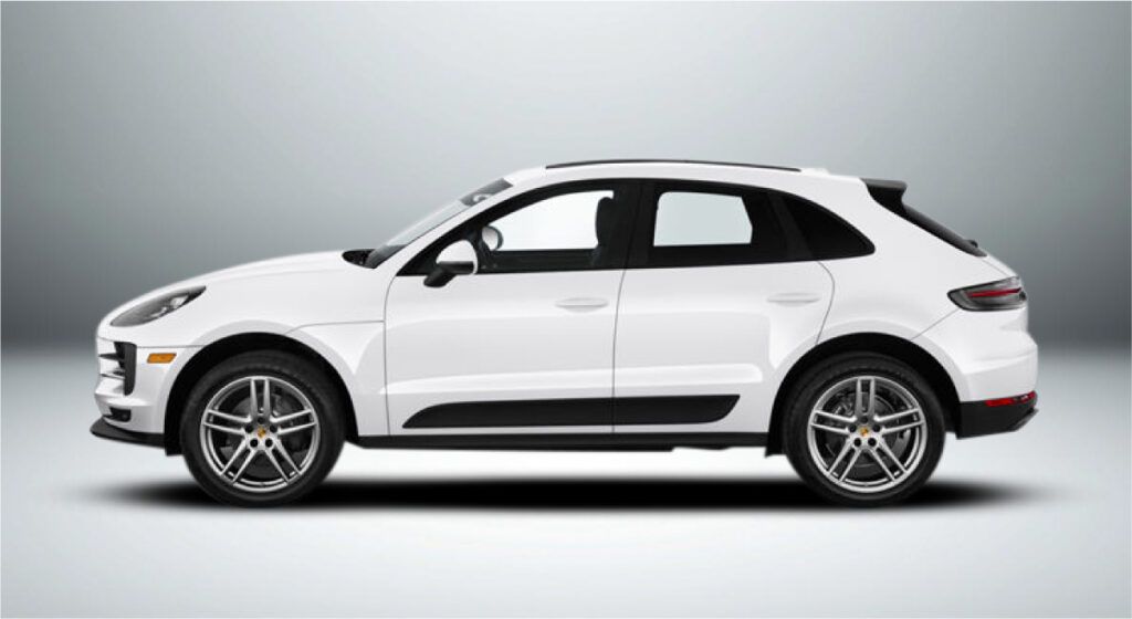 Um porsche macan turbo branco é mostrado de lado em um fundo branco.