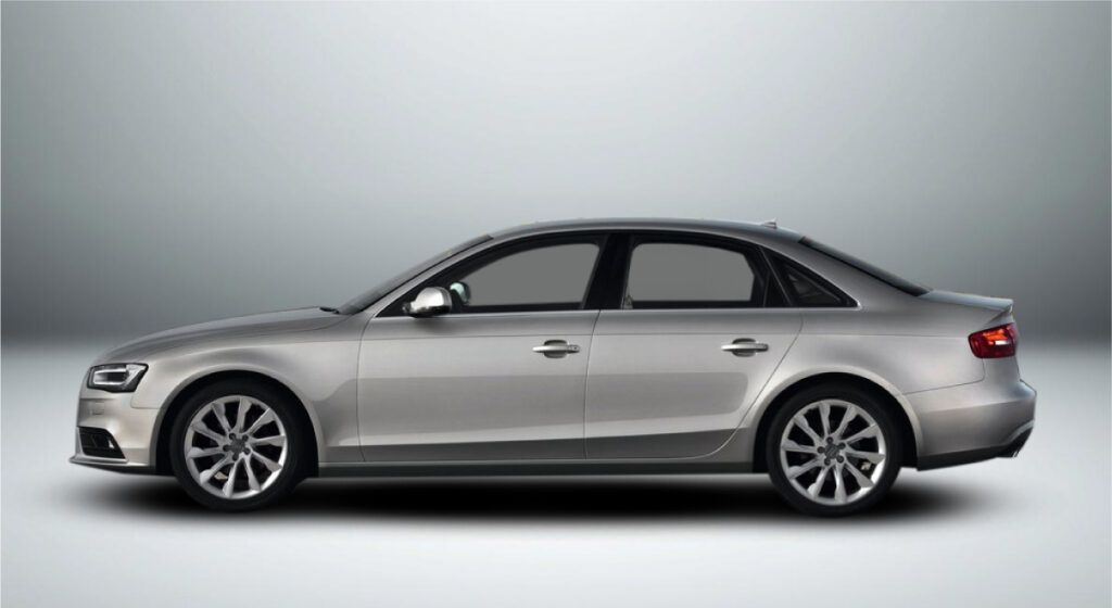 Um audi a4 prateado é mostrado lateralmente em um fundo branco.