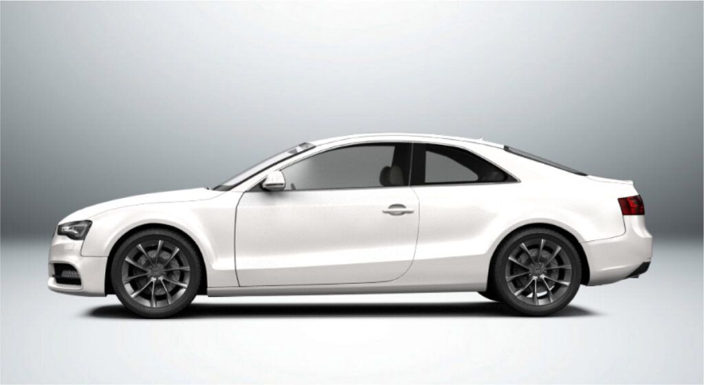 Um carro branco com rodas pretas está parado em uma superfície branca.