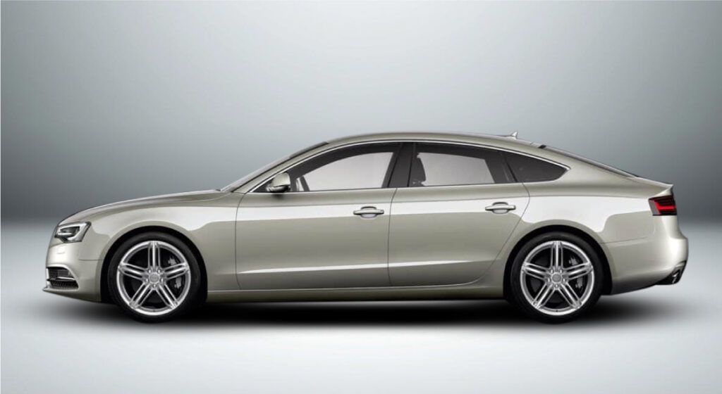 Um audi a5 prateado está sobre uma superfície branca.