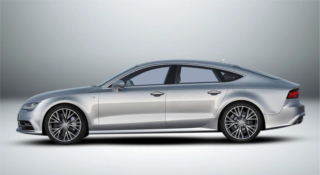 Um carro prateado está parado em uma superfície branca.