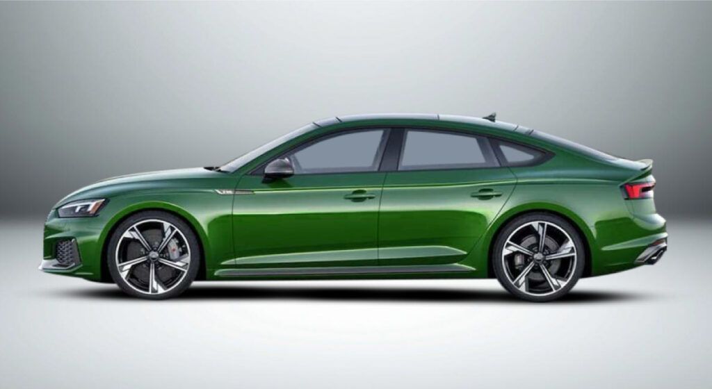 Um audi a5 rs verde é mostrado lateralmente em um fundo branco.