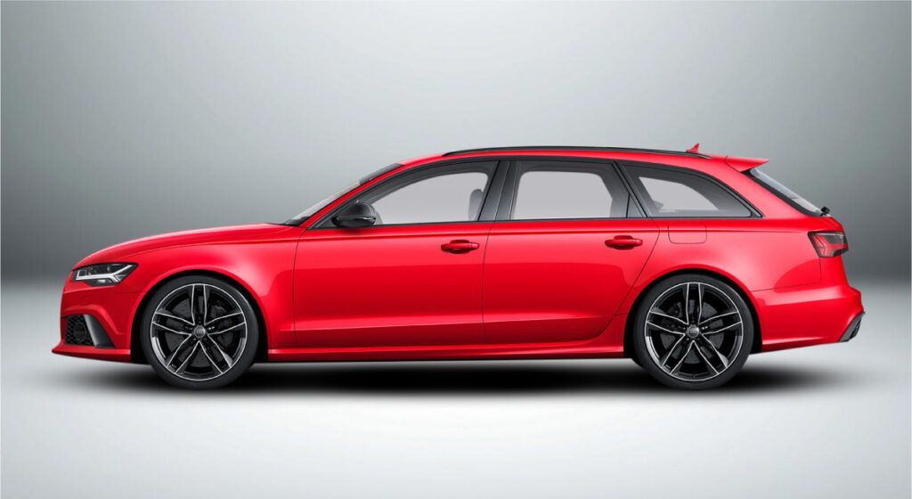 Um audi rs6 avant vermelho é mostrado lateralmente em um fundo branco.
