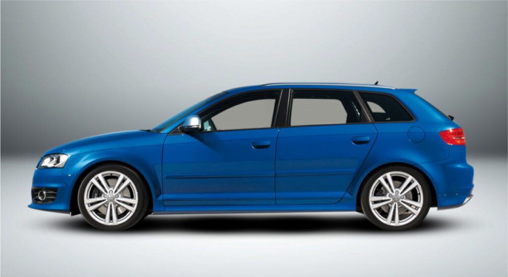 Um carro azul com rodas brancas sobre um fundo branco