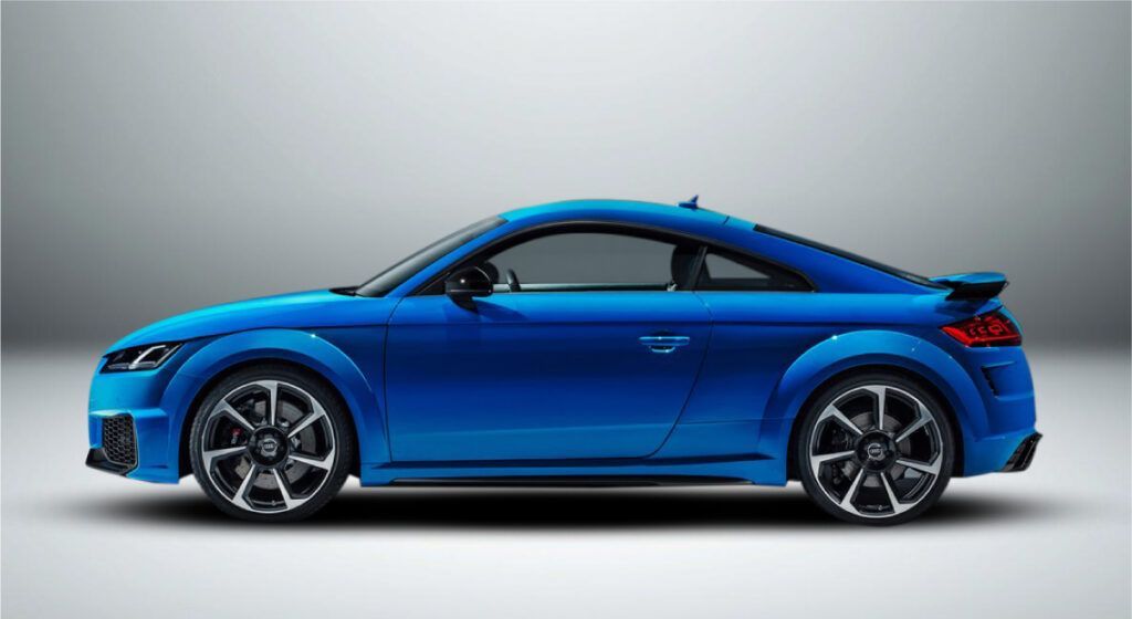 Um audi tt rs azul é mostrado lateralmente em um fundo branco.