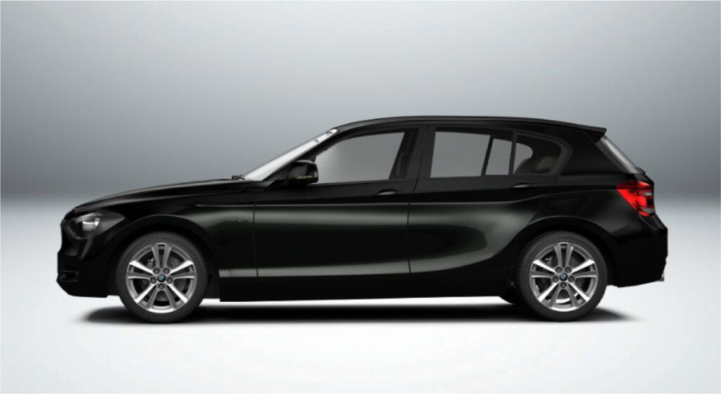 Um hatchback bmw série 1 preto está sentado em uma superfície branca.