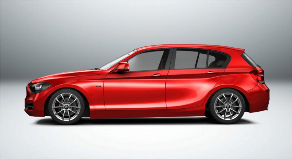 Um carro vermelho está parado em uma superfície branca.