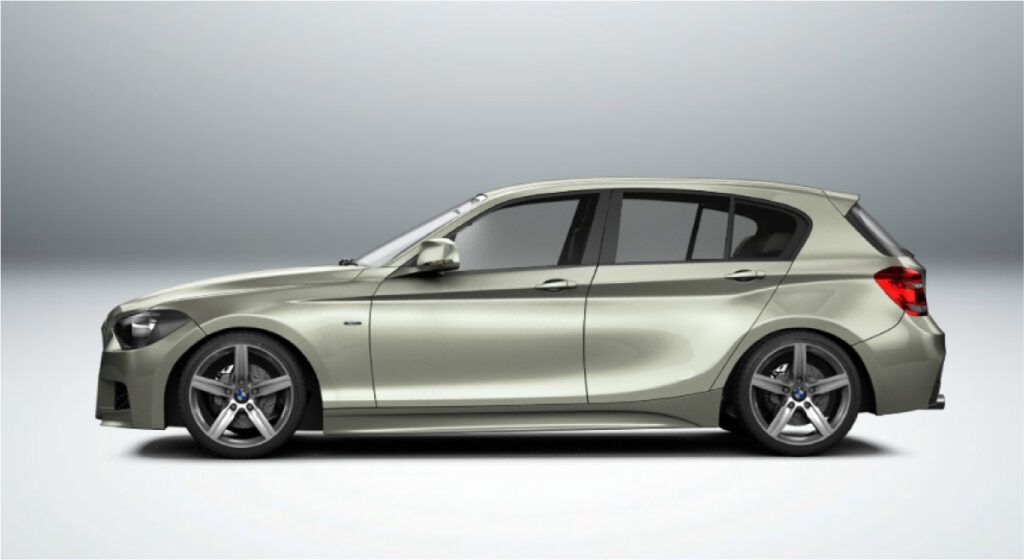 Um hatchback bmw série 1 prateado está sobre uma superfície branca.