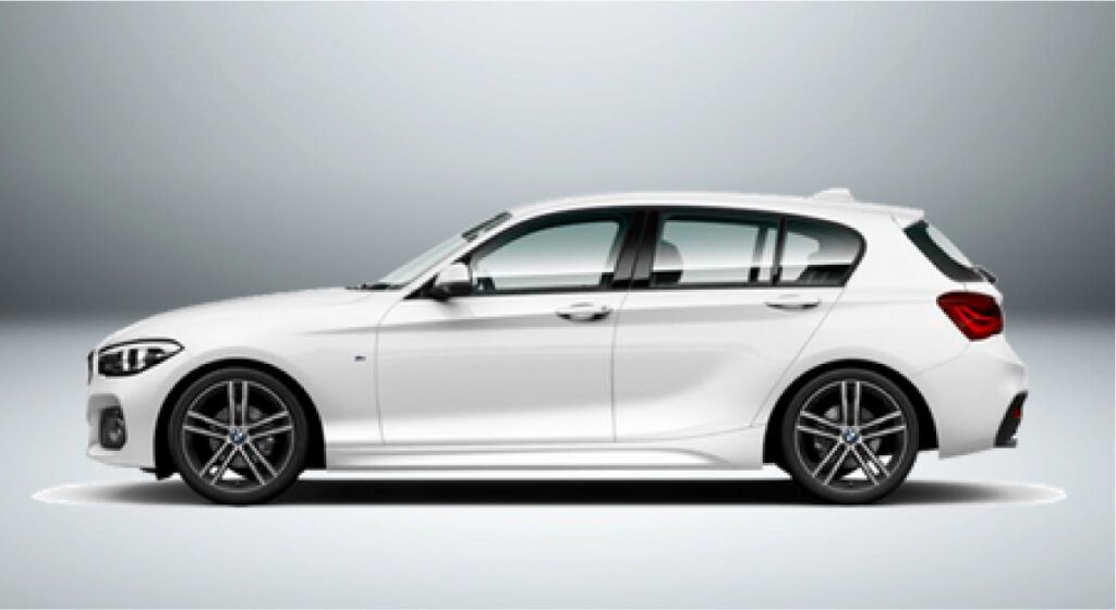 Um hatchback bmw série 1 branco está sentado em uma superfície branca.