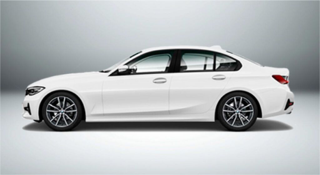 Um sedã bmw série 3 branco é mostrado de lado em um fundo branco.