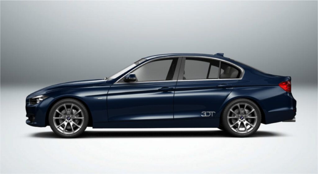 Um bmw série 3 azul é mostrado lateralmente em um fundo branco.