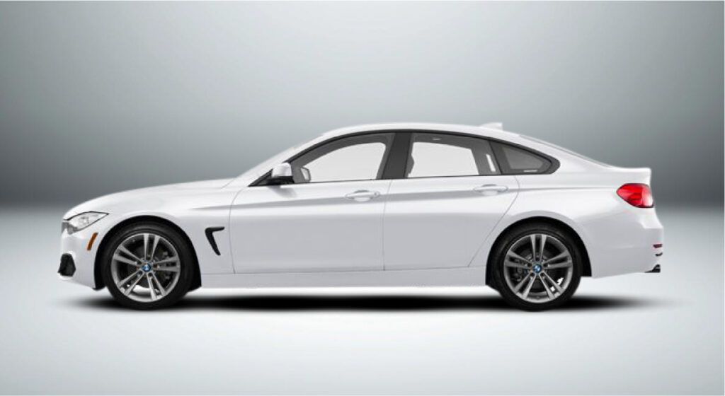 Um bmw série 4 branco é mostrado lateralmente em um fundo branco.