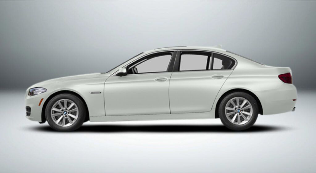 Um bmw série 5 branco é mostrado lateralmente em um fundo branco.