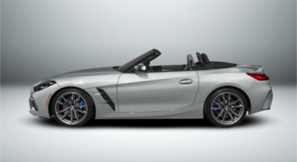 Um bmw z4 conversível prateado com a capota voltada para baixo em um fundo branco.