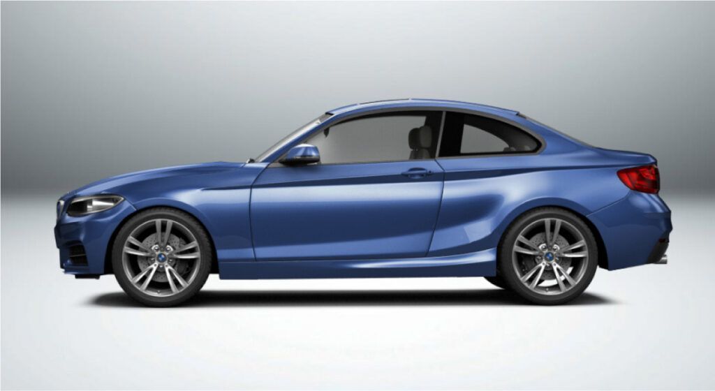 Um cupê bmw m2 azul é mostrado lateralmente em um fundo branco.