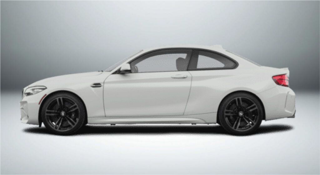 Um cupê bmw m2 branco é mostrado lateralmente em um fundo branco.