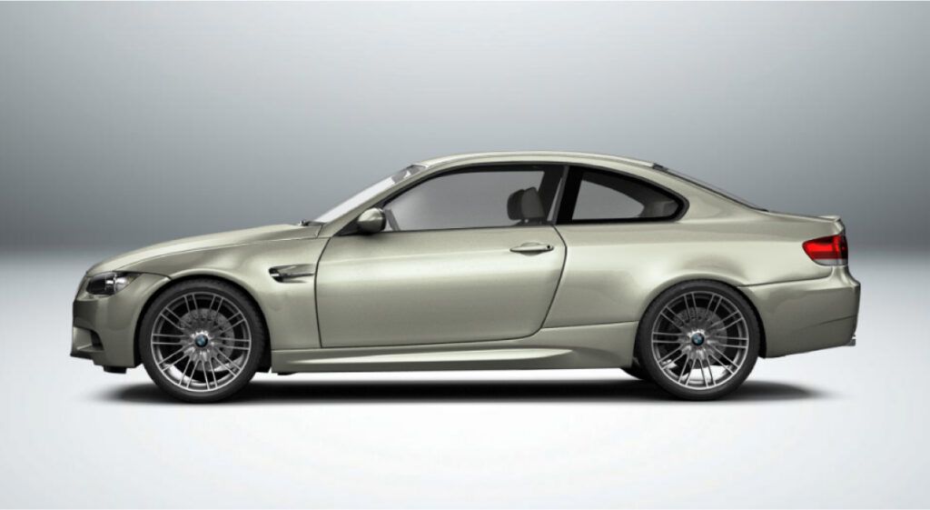 Um cupê bmw m3 prateado é mostrado de lado em um fundo branco.