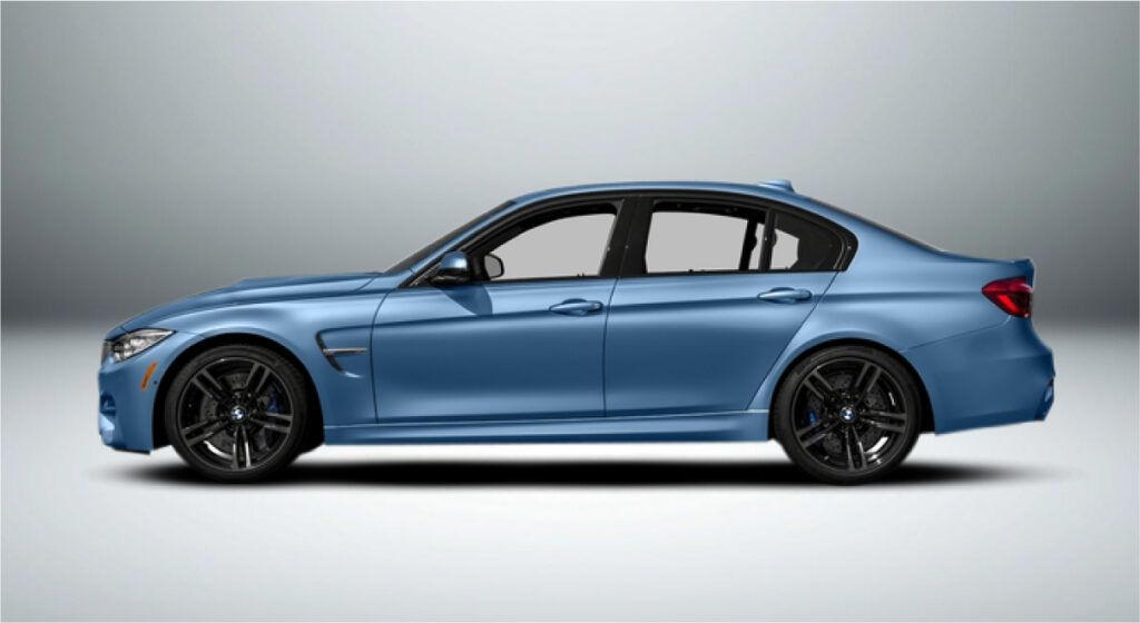 Um bmw m3 azul é mostrado lateralmente em um fundo branco.