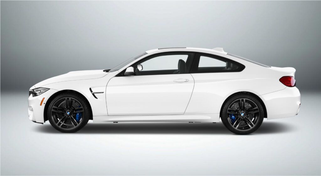Um cupê bmw m4 branco é mostrado de lado em um fundo branco.