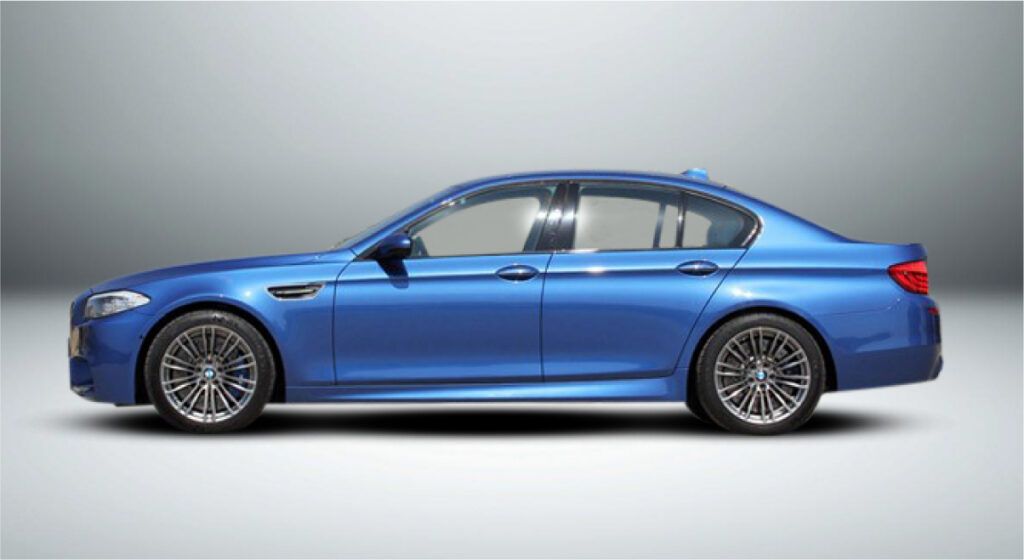 Um bmw m5 azul é mostrado lateralmente em um fundo branco.