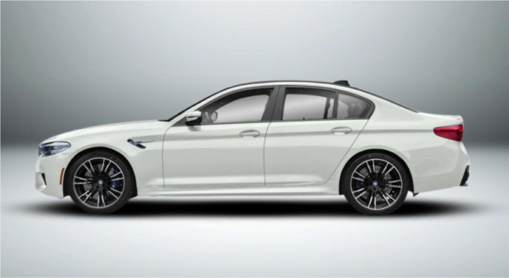 Um bmw m5 branco é mostrado de lado em um fundo branco.