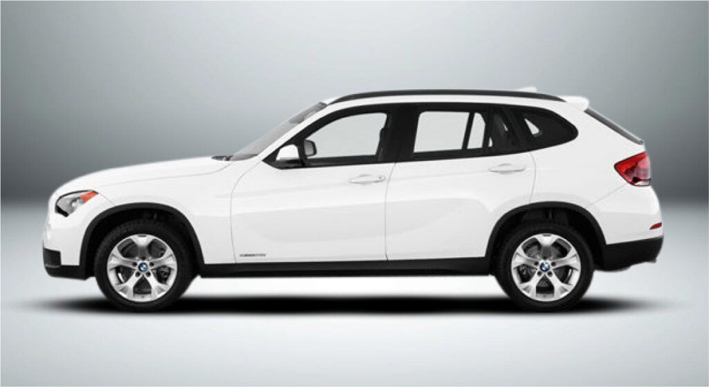 Um bmw x1 branco é mostrado de lado em um fundo branco.