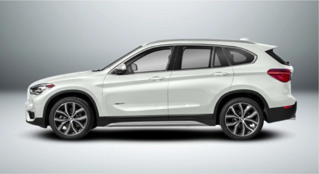 Um bmw x1 branco é mostrado de lado em um fundo branco.