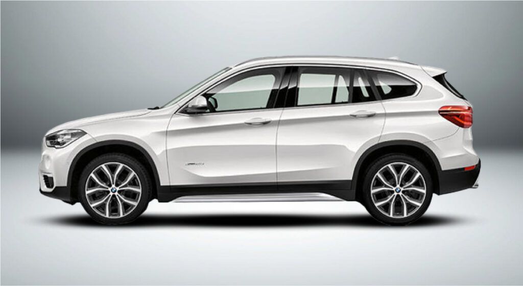 Um bmw x1 branco é mostrado de lado em um fundo branco.