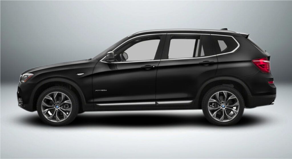 Um suv preto está estacionado em uma superfície branca.