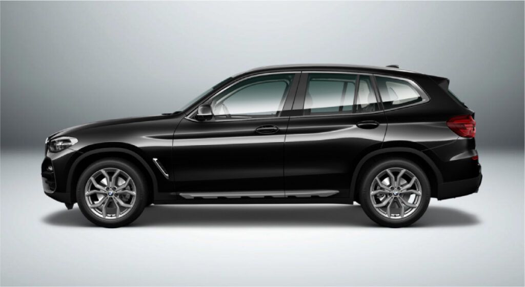 Um bmw x3 preto é mostrado de lado em um fundo branco.