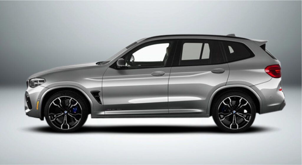 Um bmw x3 m prateado é mostrado de lado em um fundo branco.